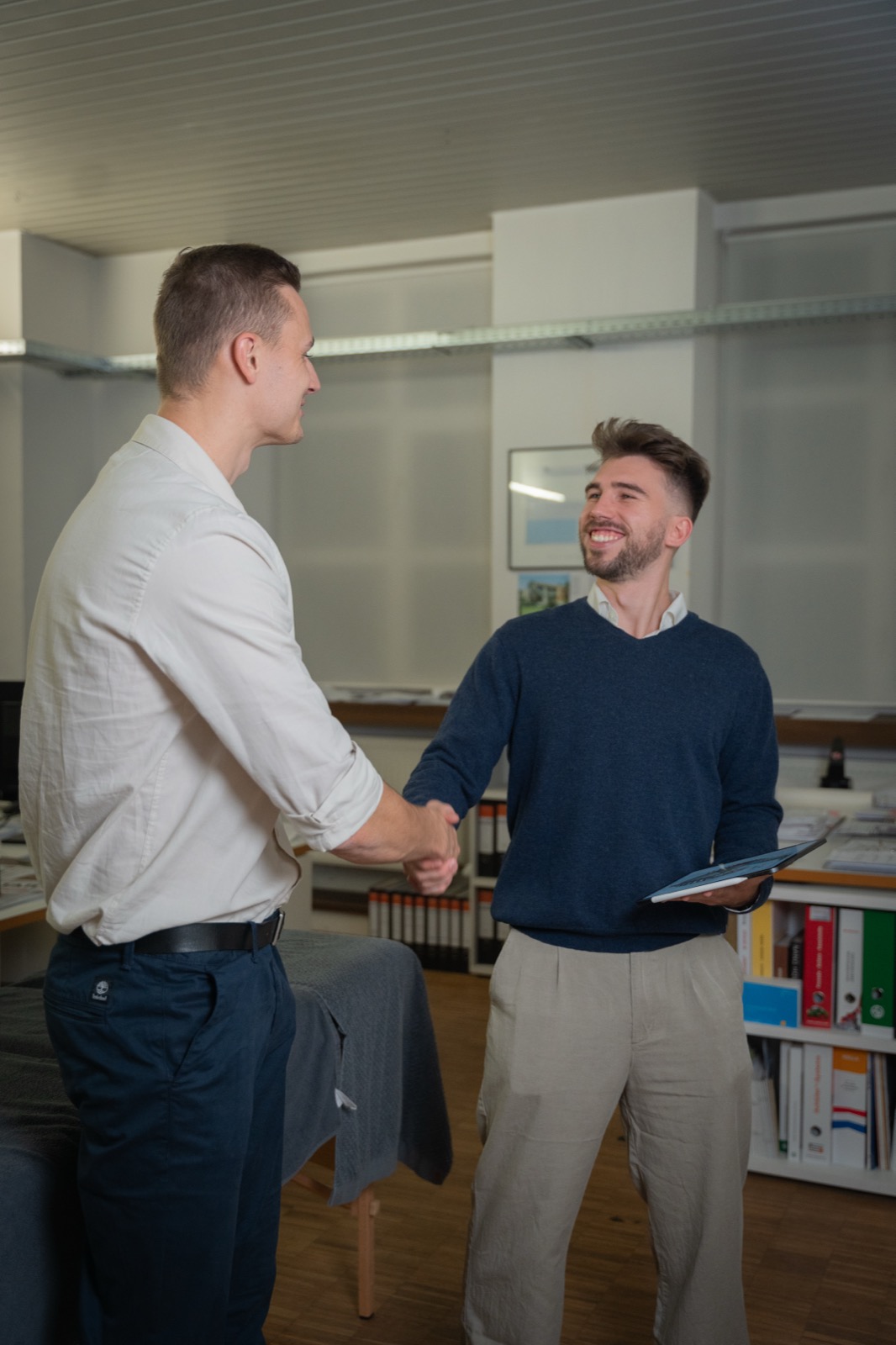 Ergonomieberatung – Handschlag nach erfolgreicher Arbeitsplatzanalyse