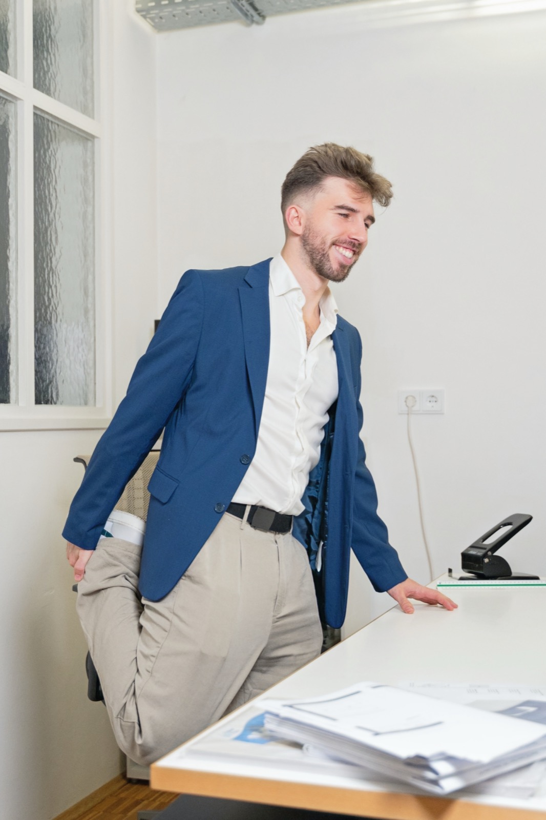 Bewegungsübung am Schreibtisch im Rahmen eines Kurses
